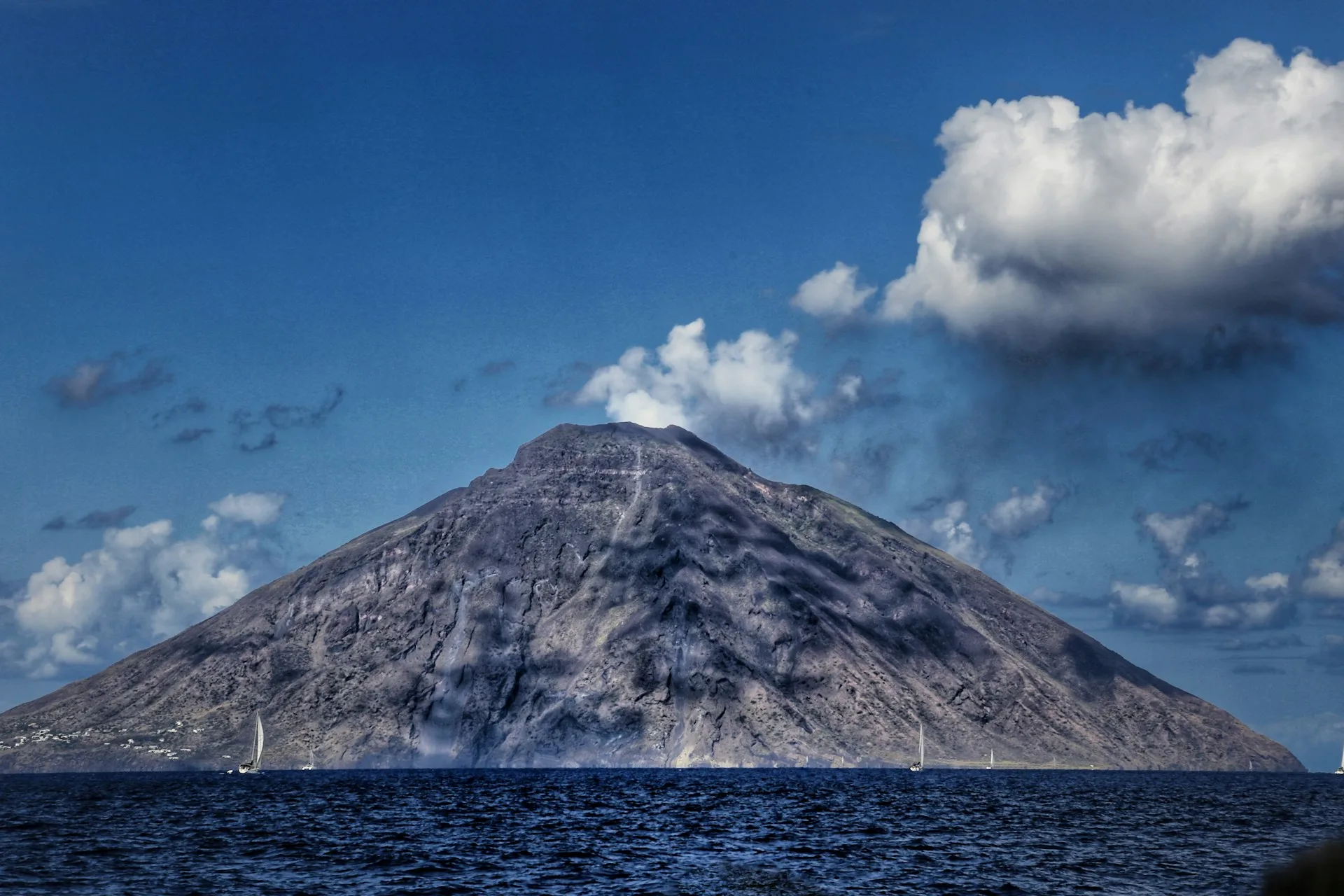 Stromboli: Pulau Indah dengan Gunung Vulkanik Paling Aktif di Dunia