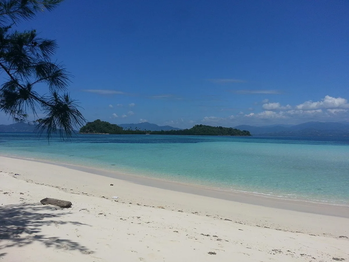 pantai saronde di gorontalo