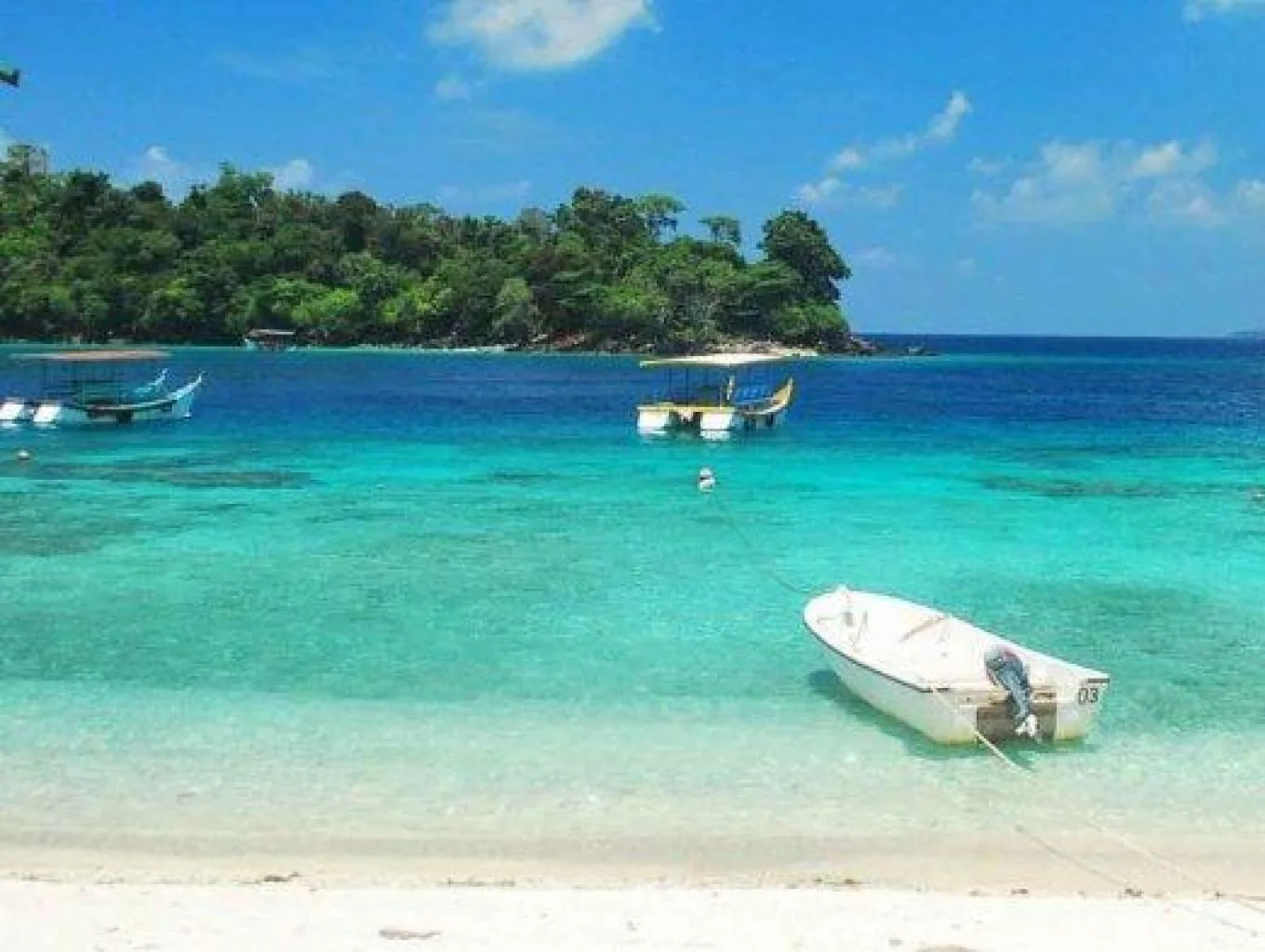 indah panorama pantai tepi layeu