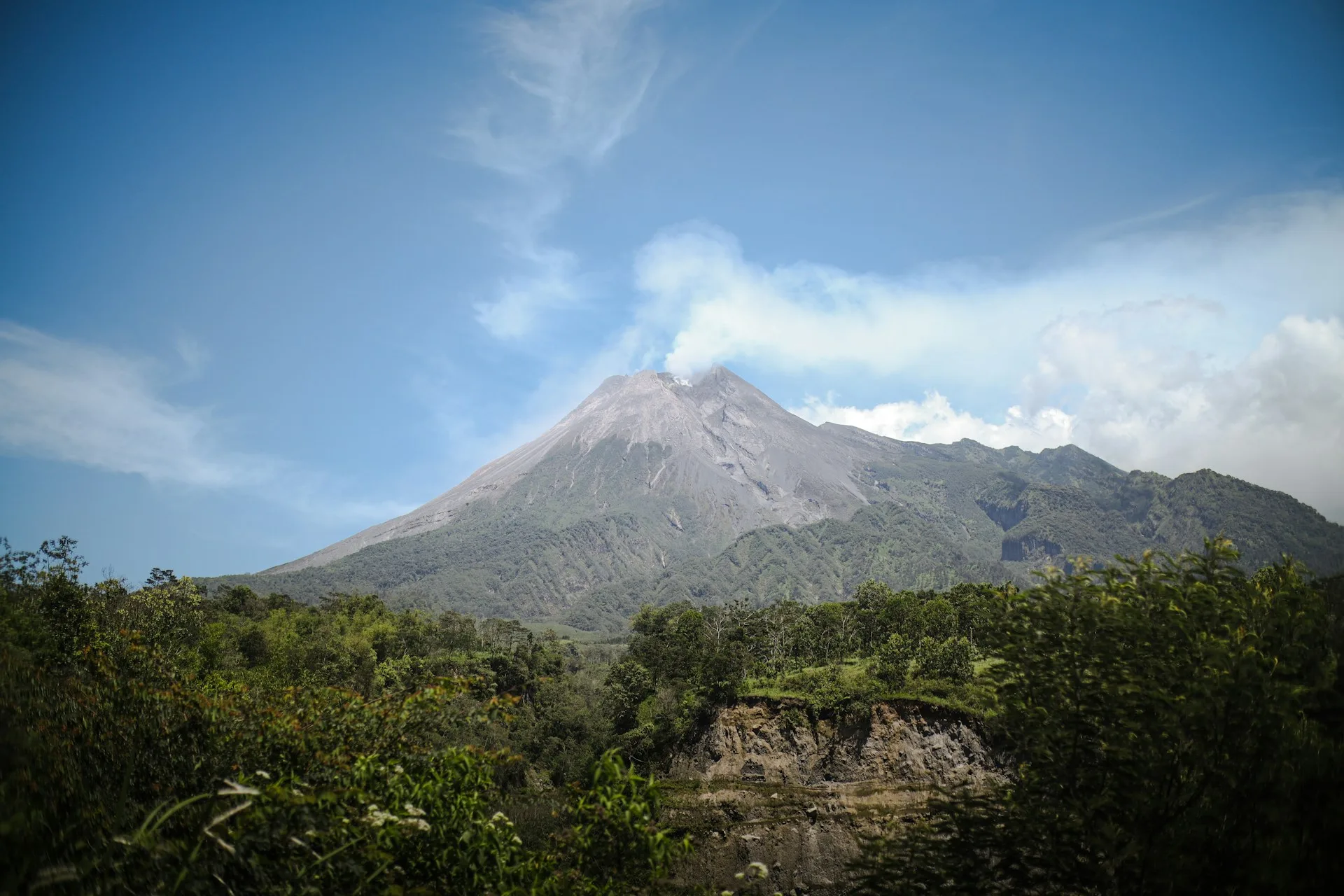 erupsi gunung indonesia