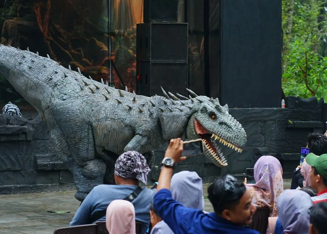 lihat dinosaurus di mojosemi forest park magetan