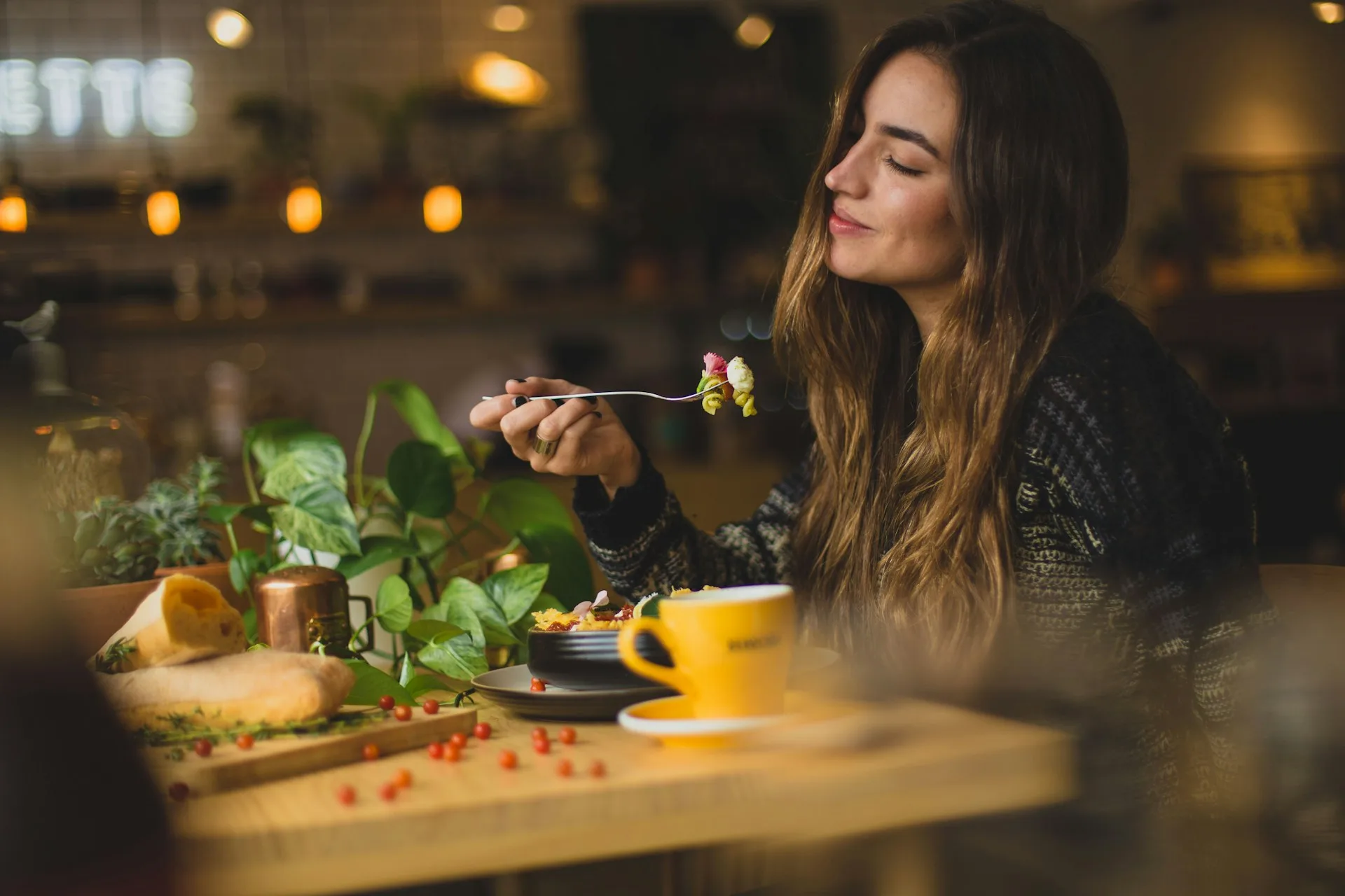 makan pakai tangan atau sendok makan