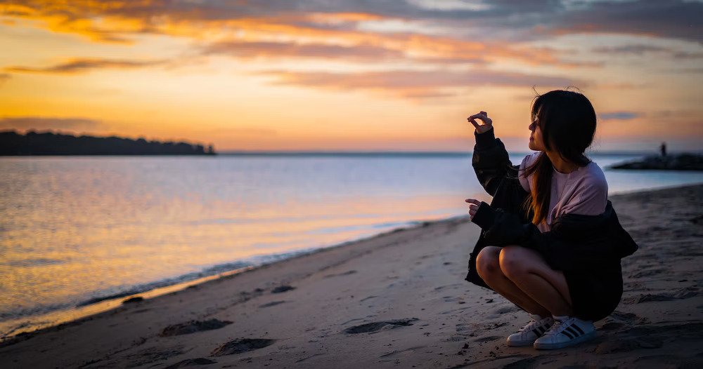 tips foto instagrammable wanita di pantai 