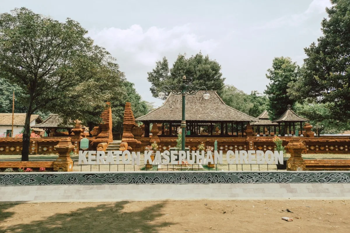 keraton kasepuhan cirebon, kota backpacker indonesia