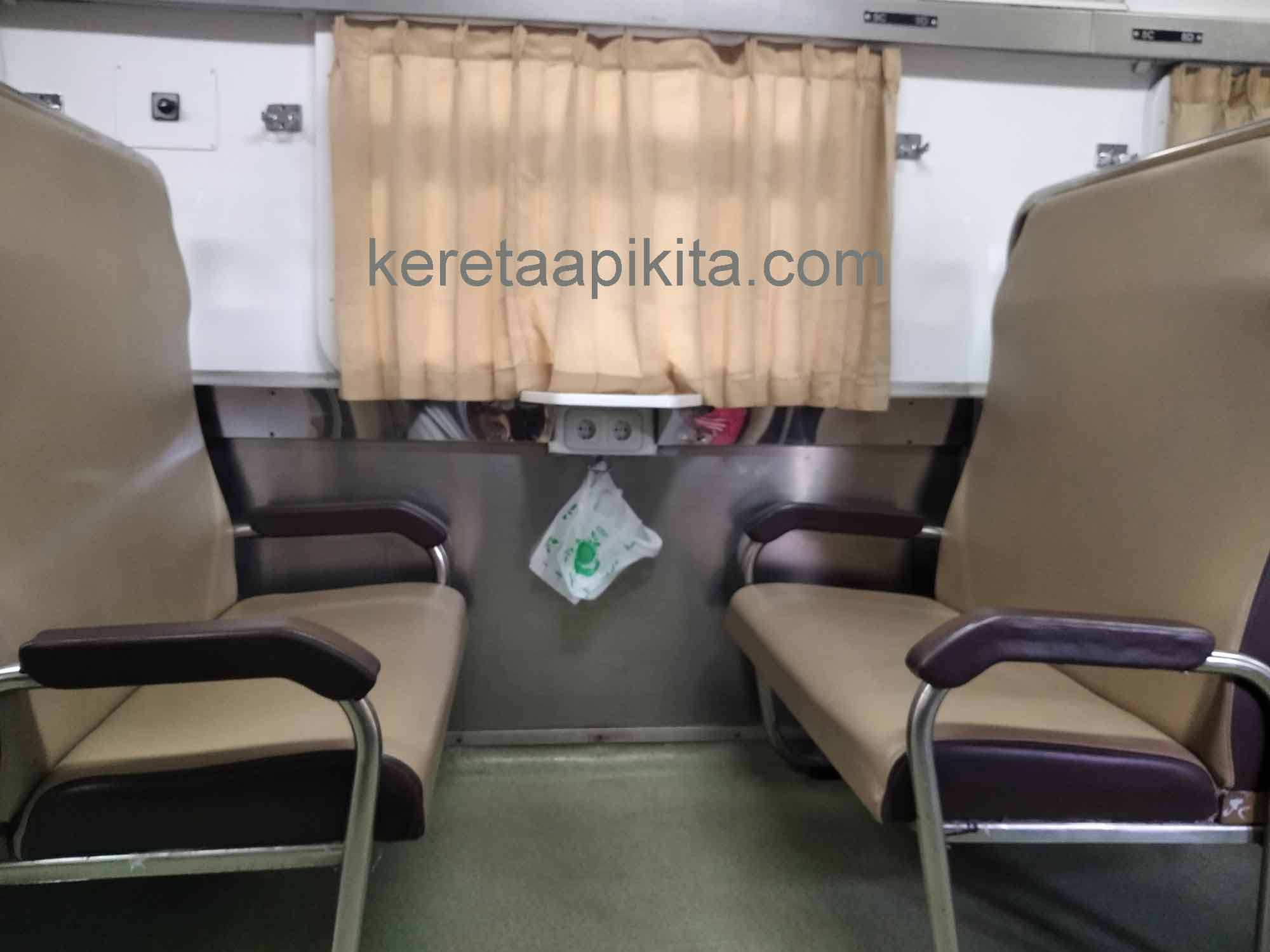 tempat duduk kereta ekonomi