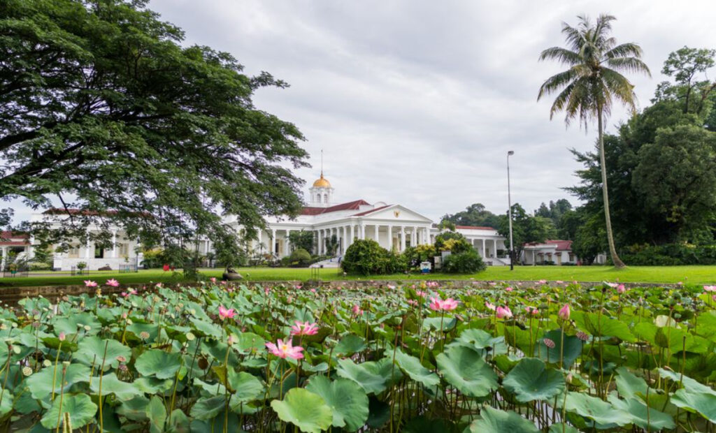 Bagian Bangunan dan Koleksi Istana Bogor