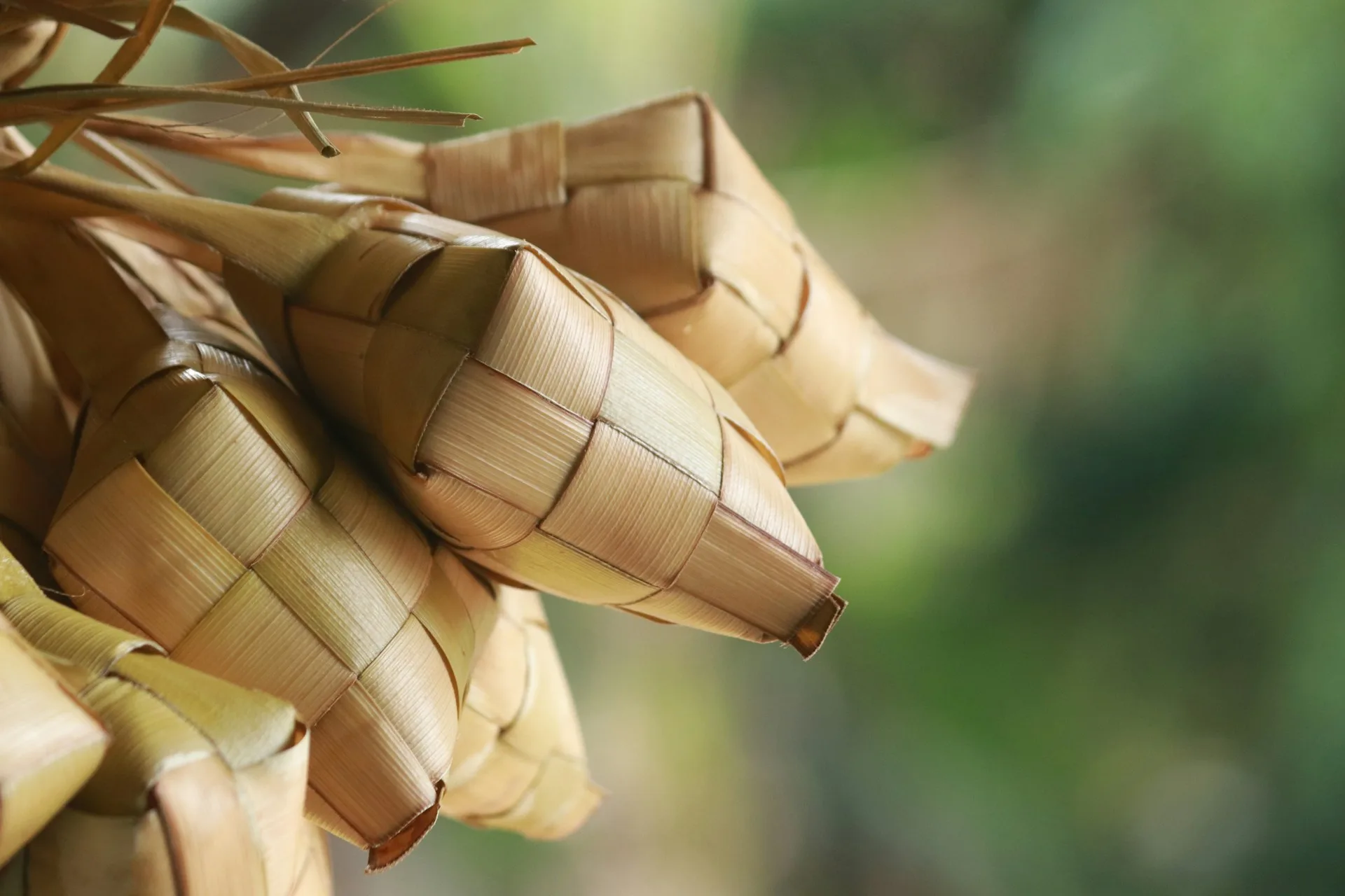 Ketupat, makanan khas lebaran dari beras