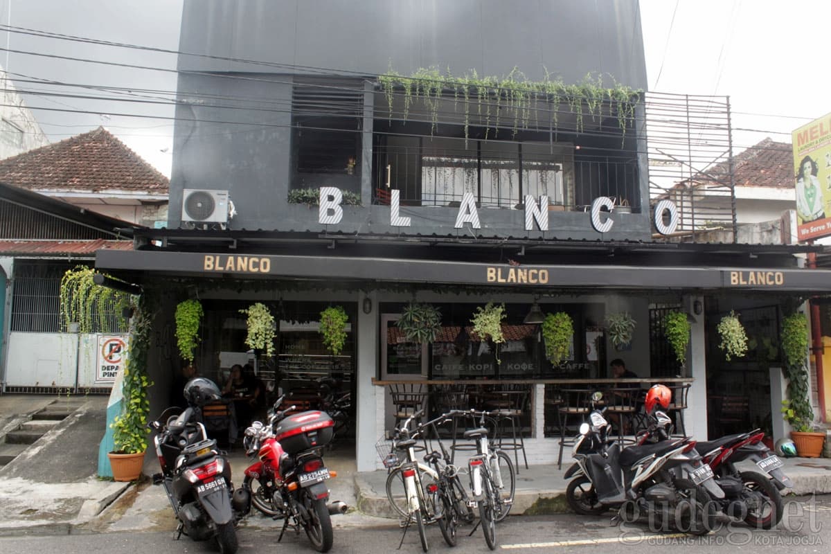 Blanco Coffee and Books
