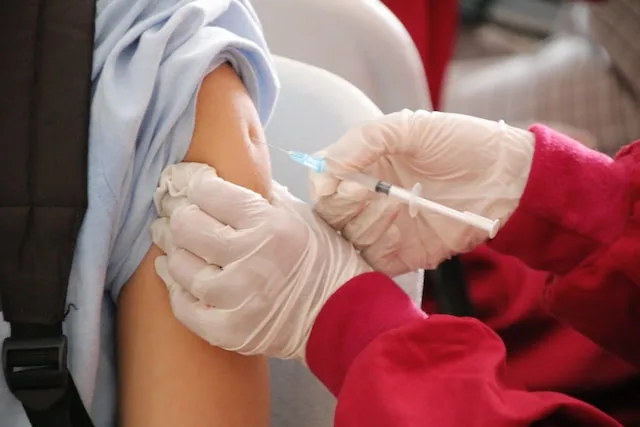 Do you need to be vaccinated to go to Bali - A photo of an arm receiving vaccine shot