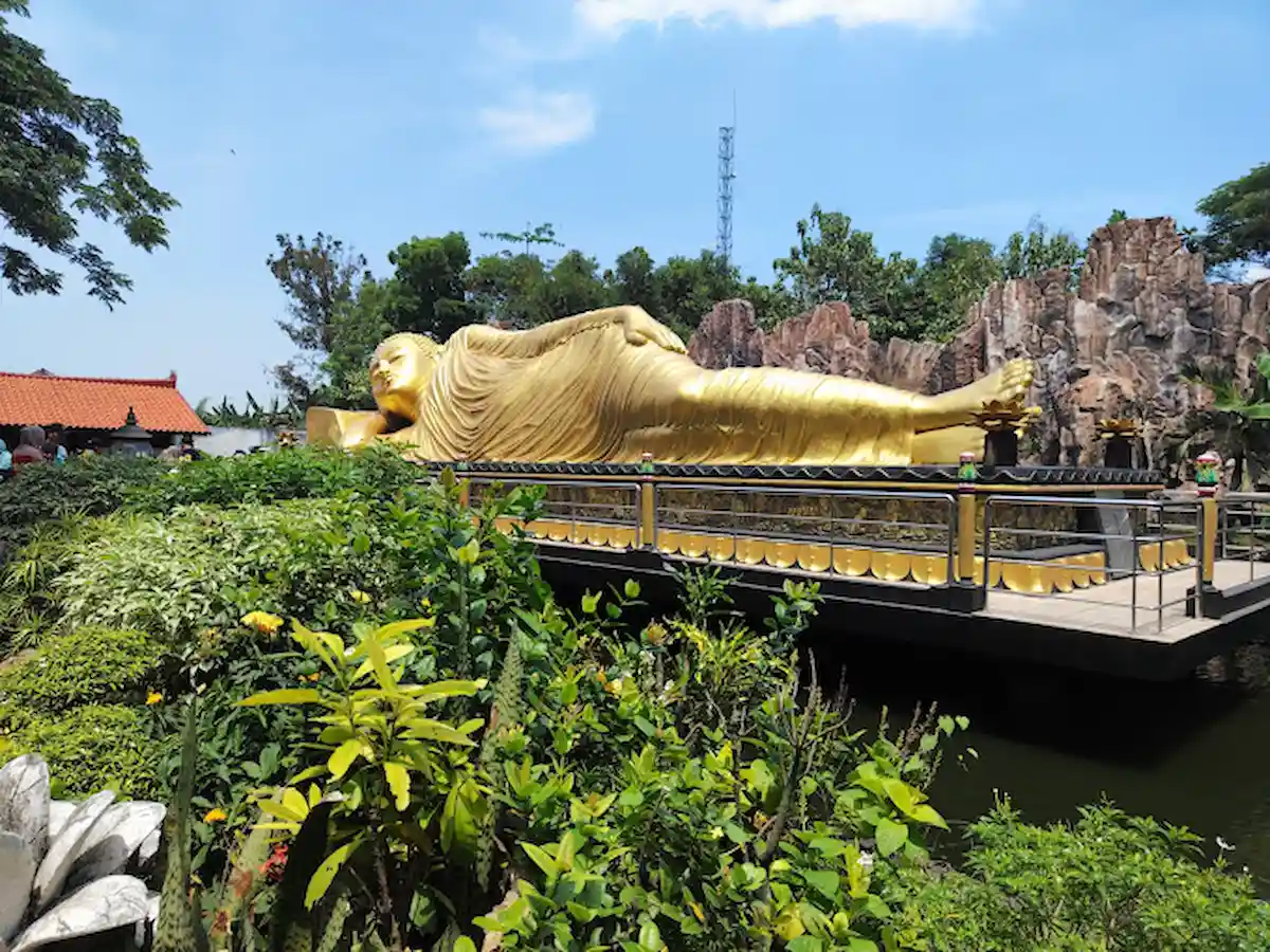Maha Vihara Mojopahit dan Patung Buddha Tidur Raksasa