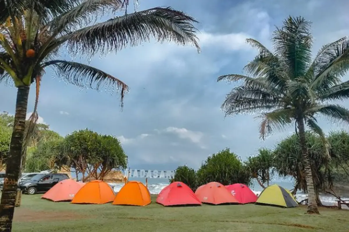 10 Tips Camping di Pantai Madasari yang Indah