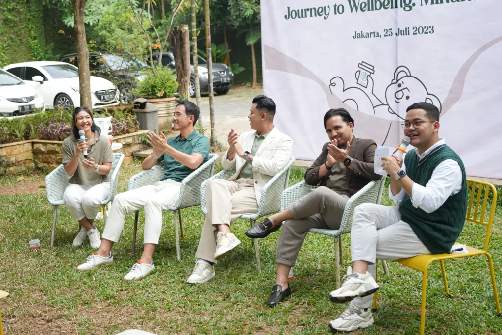 Gambar 1.4 Dari kiri ke kanan: Key Opinion Leader wellbeing; Akina Fathia, Bobobox Believer; Daniel Mananta, Chief Commercial Officer Bobobox; Bayu Ramadhan, Chief Marketing Officer Fore Coffee; Matthew Ardian, dan MC; Kasyfil Warits dalam acara konferensi pers “Mindful Reset.”