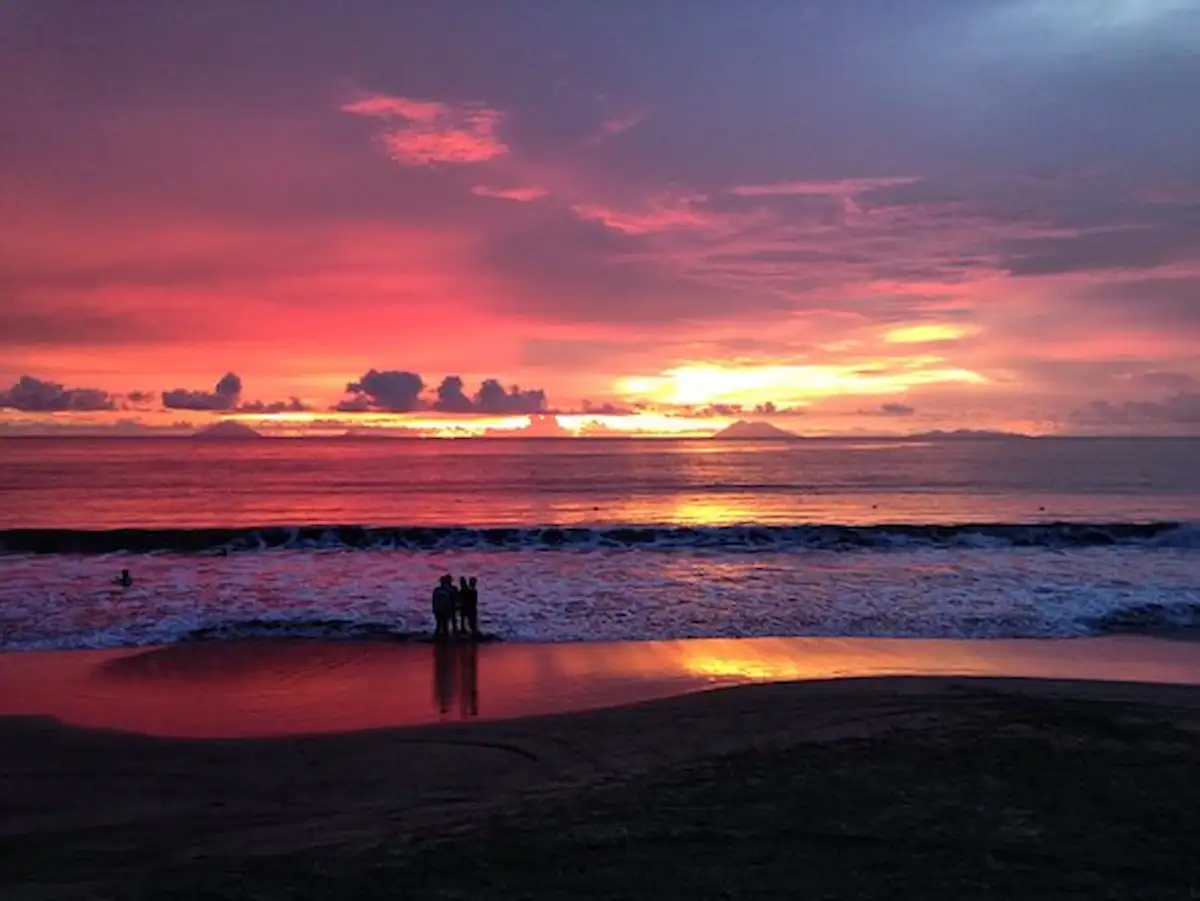 Menikmati Sunset di Pantai Marbella