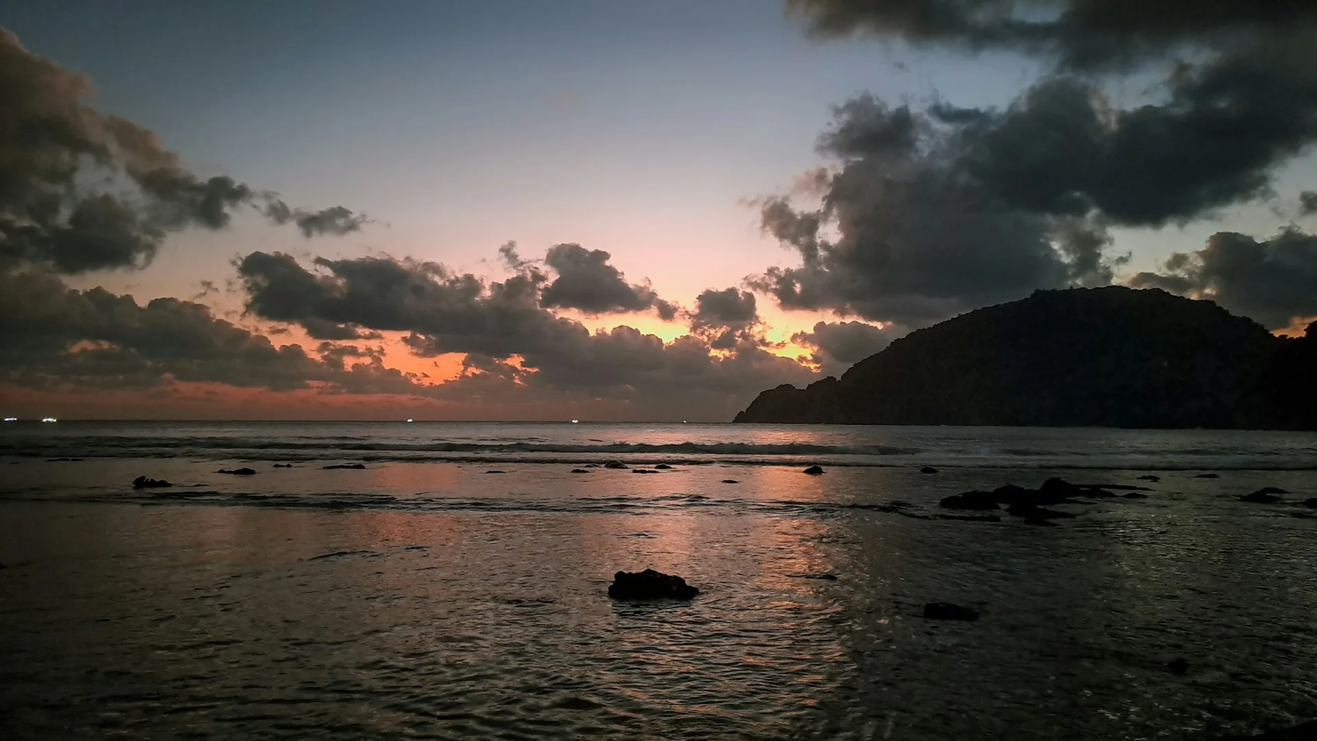 pantai wediombo yogyakarta