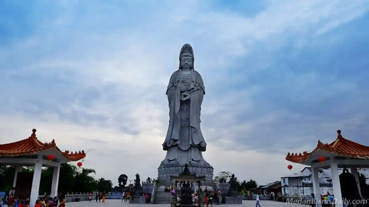 Patung Dewi Kwan Im