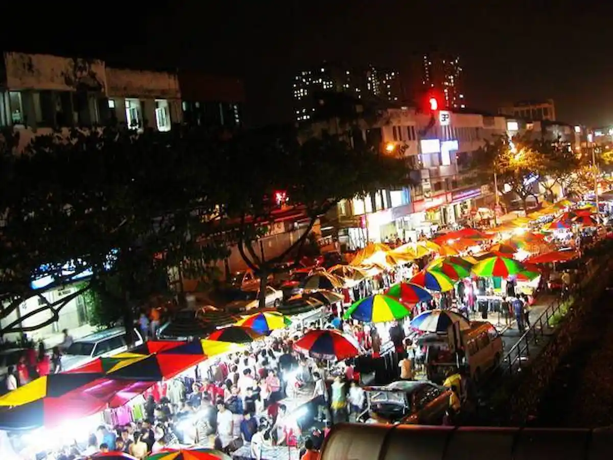 Try out Local Cuisines at Ngarsopuro Night Market