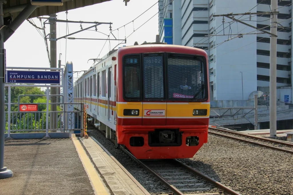 Liburan di Jakarta dengan Budget 500 Ribu - gunakan transportasi umum kereta