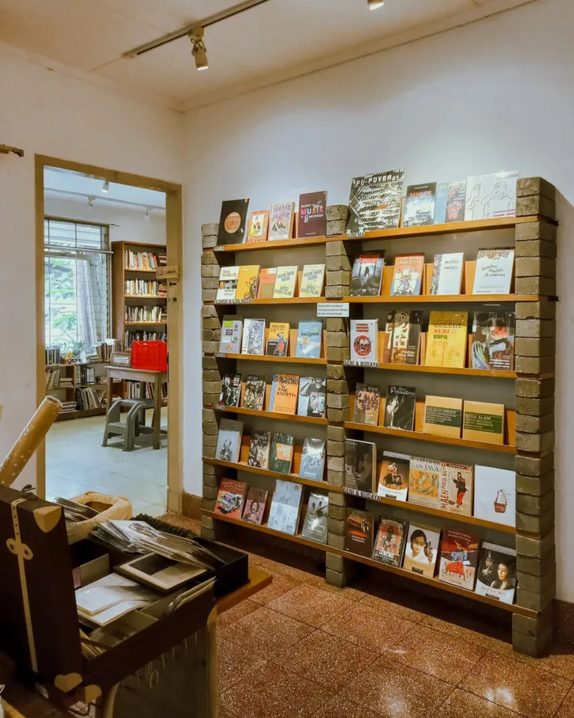 book cafe bandung - kineruku