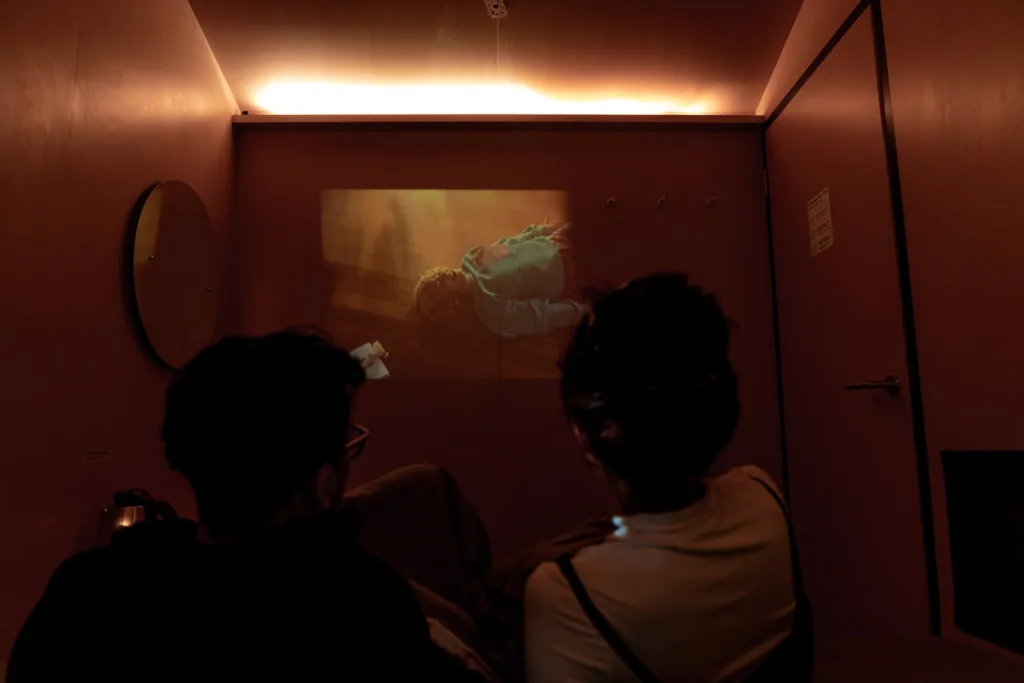 mini projector di Bobocabin Puncak Gunung Mas