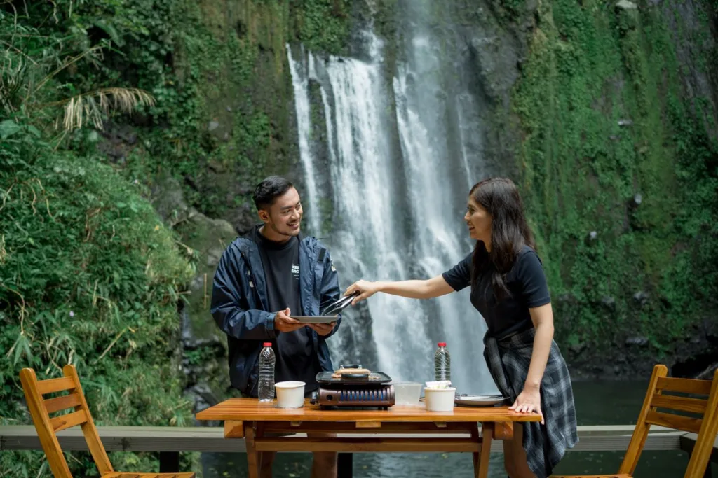 Breakfast by the Waterfall di Curug Tirta Sela - Bobocabin Baturraden