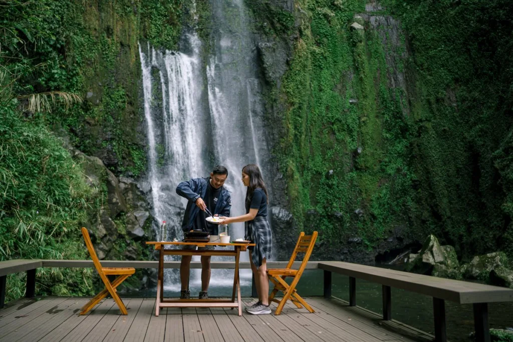 Breakfast by the Waterfall di Curug Tirta Sela - Bobocabin Baturraden