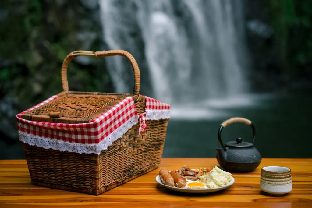 Breakfast by the Waterfall di Curug Tirta Sela - Bobocabin Baturraden