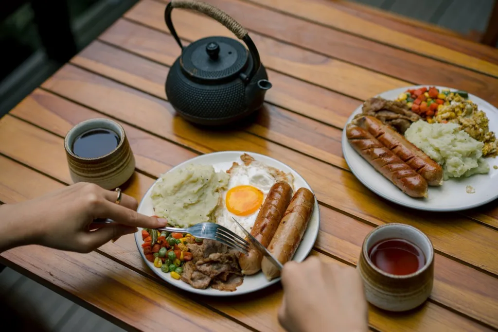 Breakfast by the Waterfall di Curug Tirta Sela - Bobocabin Baturraden - Full Belly Retreat