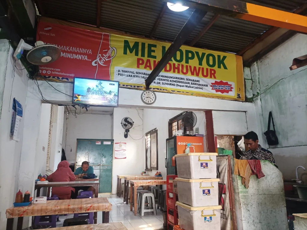 Mie Kopyok Pak Dhuwur - kuliner dekat Stasiun Semarang Poncol