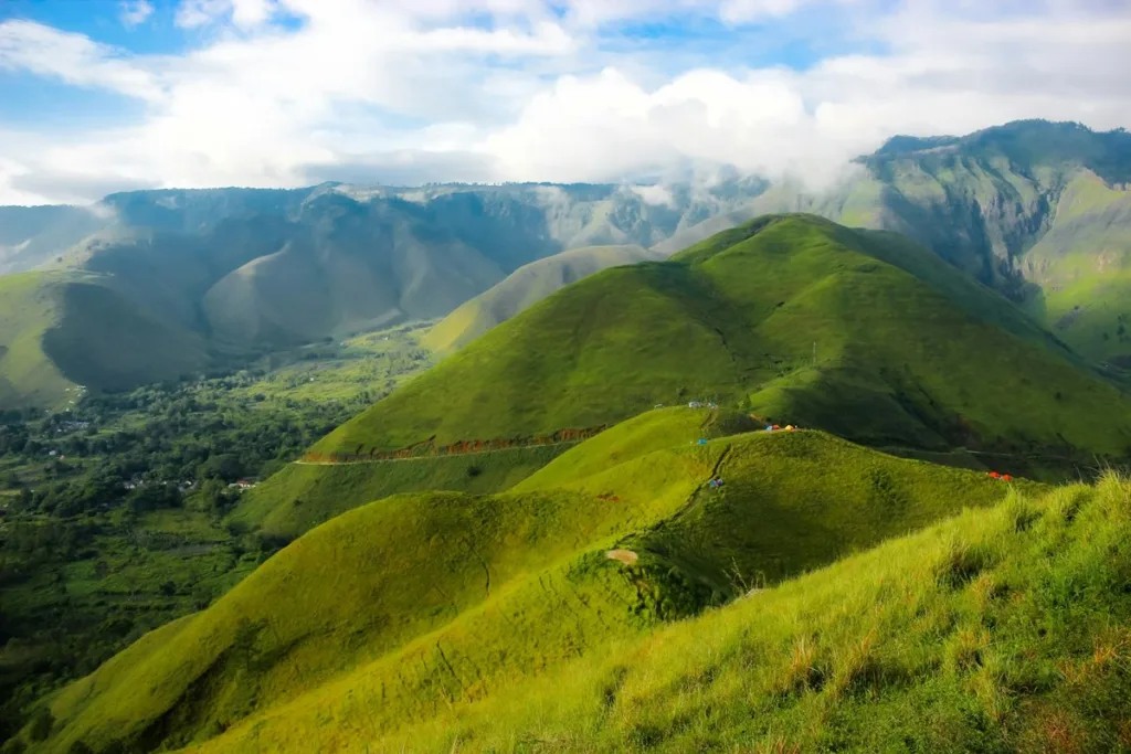 bukit holbung danau toba