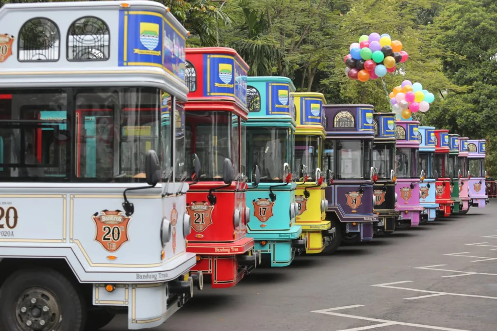 keliling bandung naik bandros (bandung tour on bus)