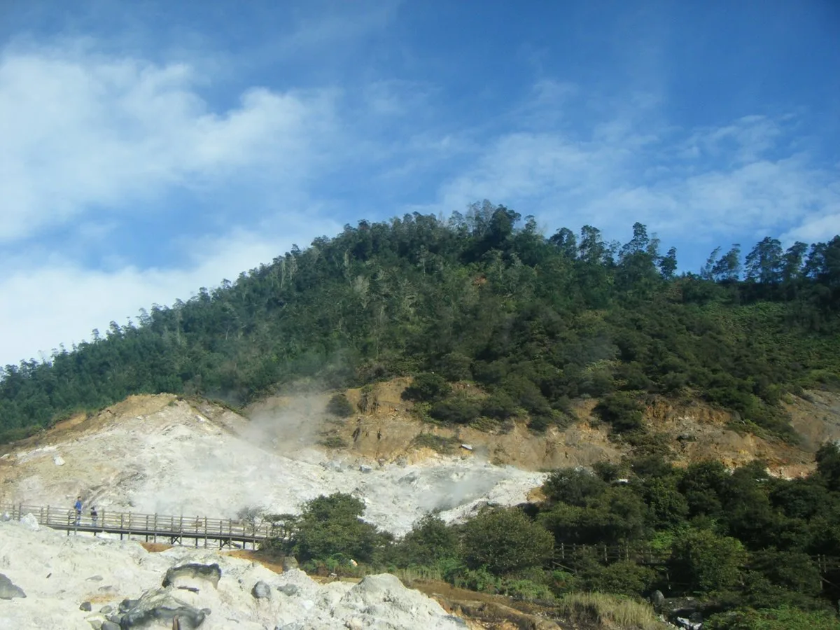 kawah sikidang jawa tengah - dieng