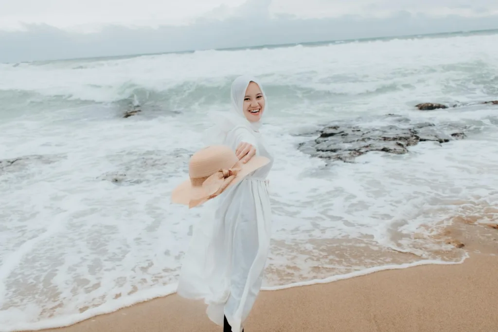 pakai baju warna putih di pantai 