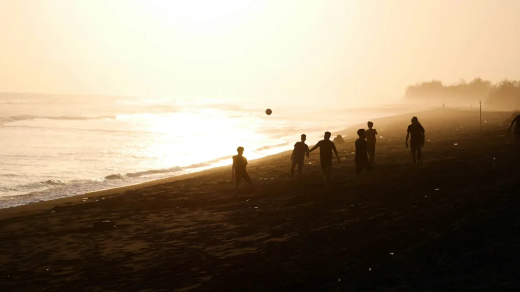 permainan outbound di pantai