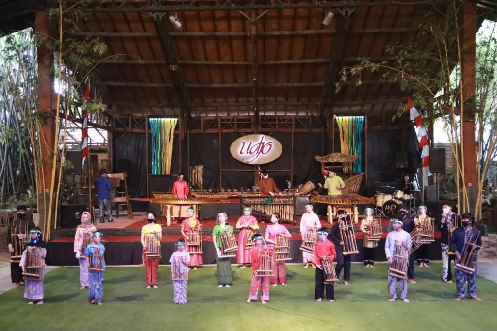 saung angklung udjo - rekomendasi tempat liburan di Bandung