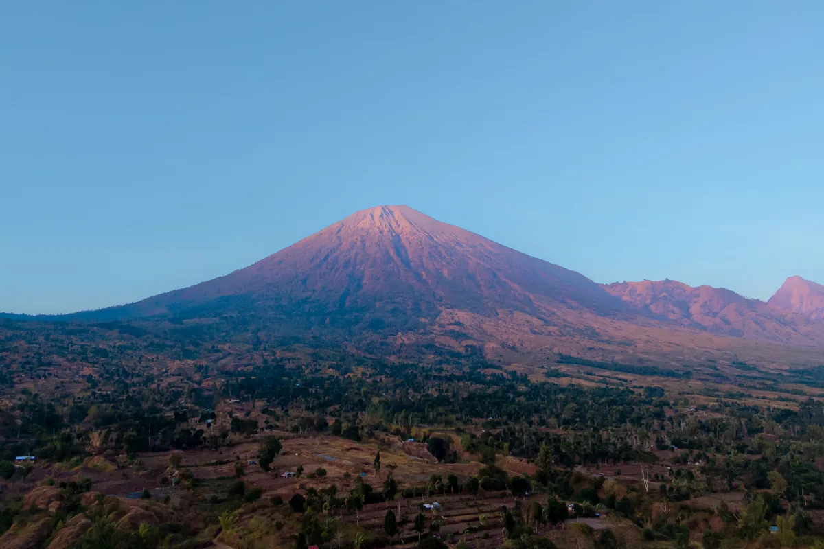 gunung rinjani, gunung tertinggi di indonesia