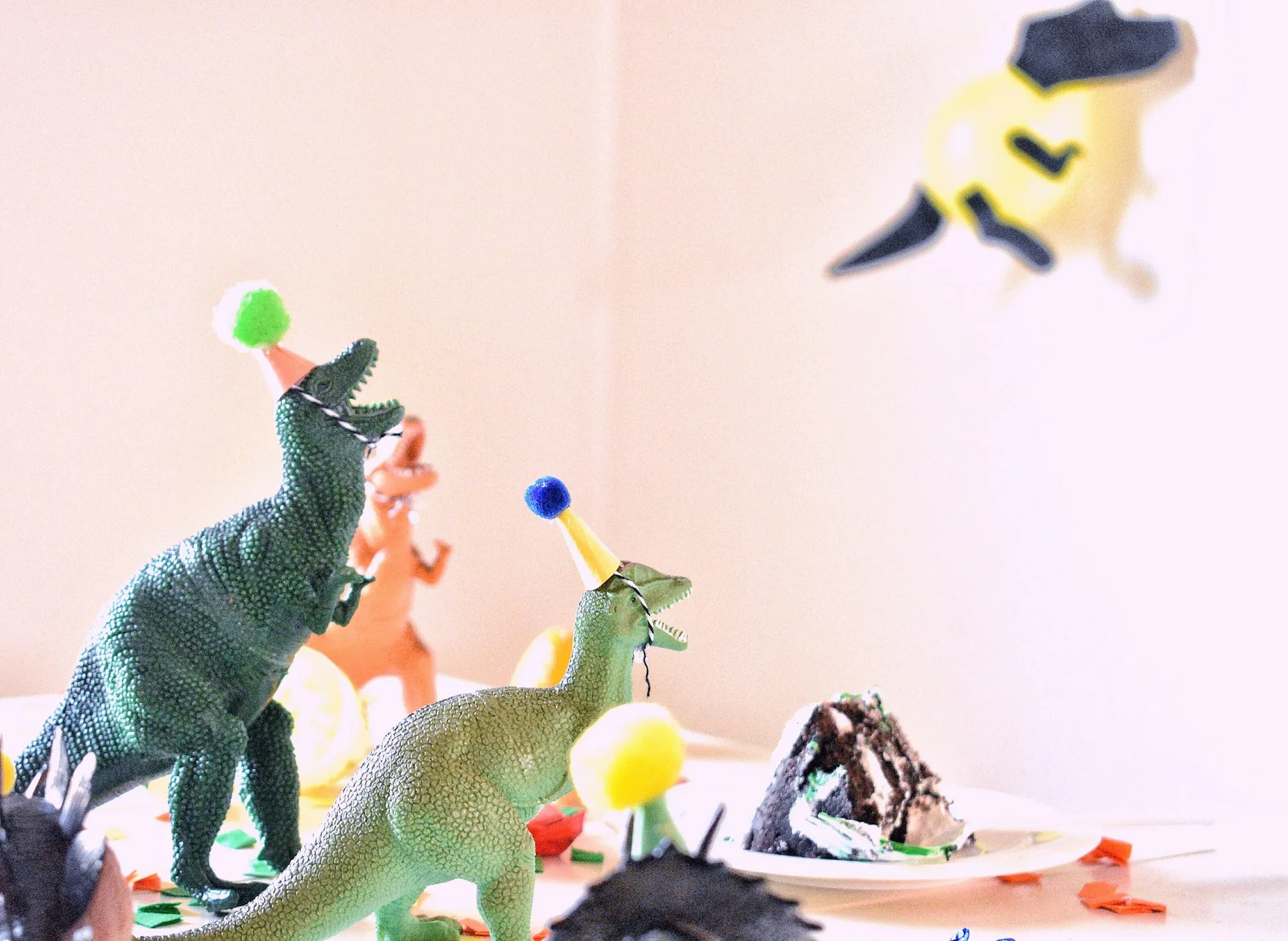 ide dekorasi ulang tahun anak di hotel, dinosaurus, action figure