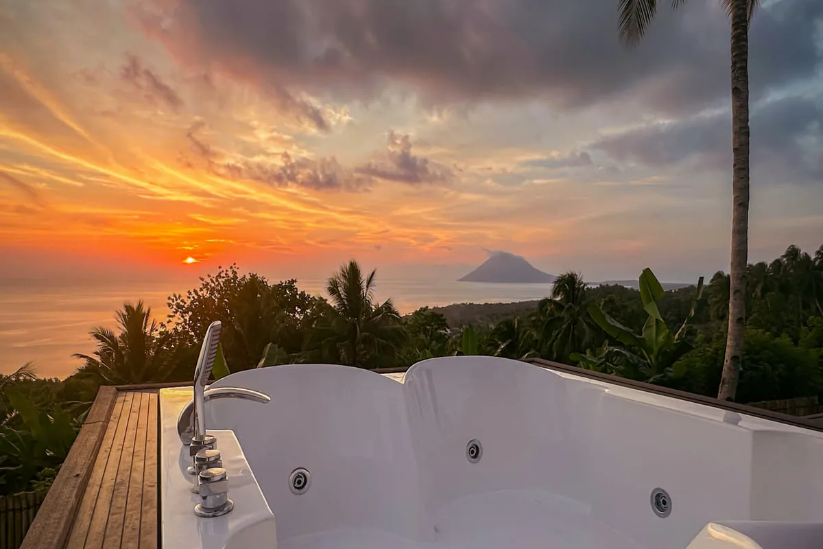 Bobocabin Bunaken Hills, bath tub