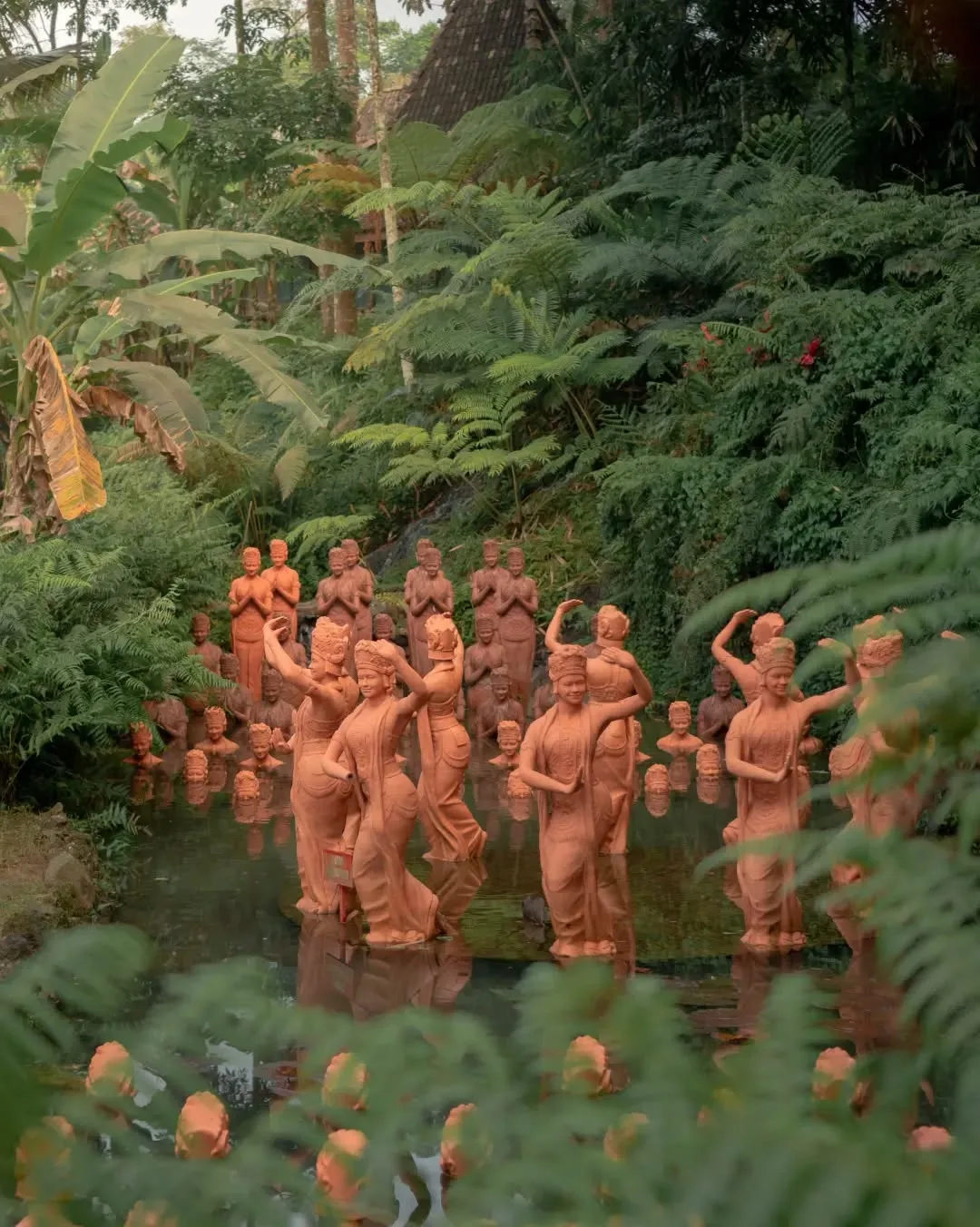 patung taman gandrung terakota