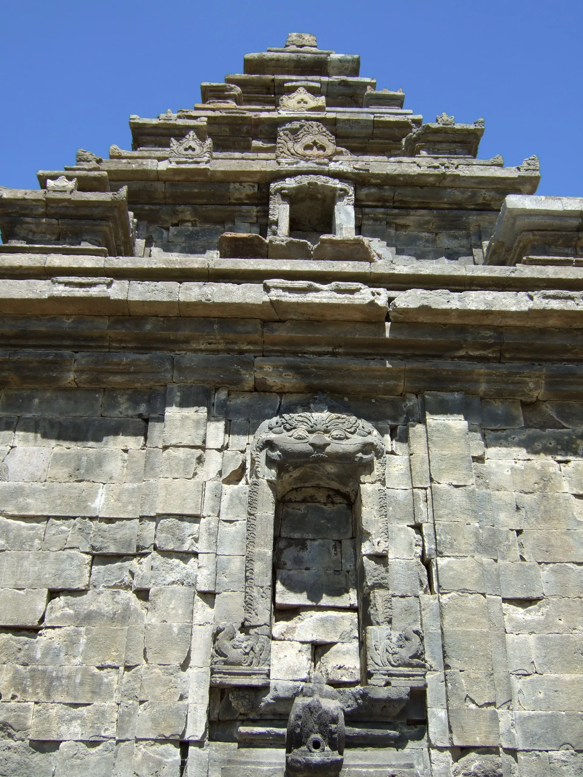 Candi_Arjuna_close_up