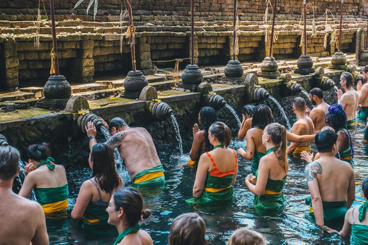 melukat di pura tirta empul