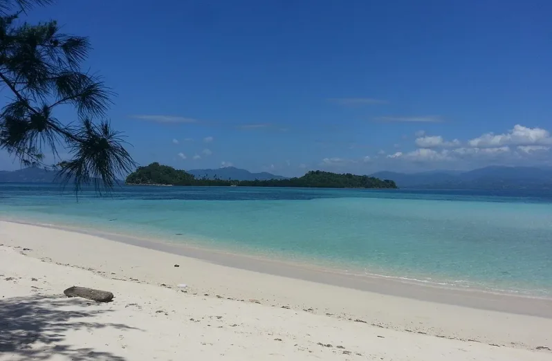 pantai saronde di gorontalo