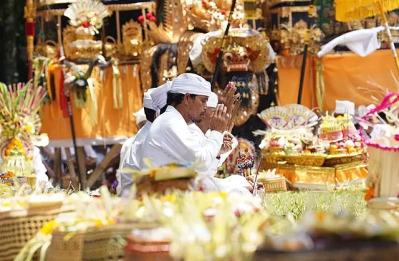 jangan injak sajen saat wisata di bali