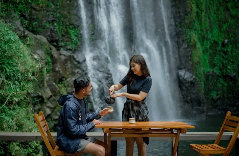 Breakfast by the Waterfall di Curug Tirta Sela - Bobocabin Baturraden