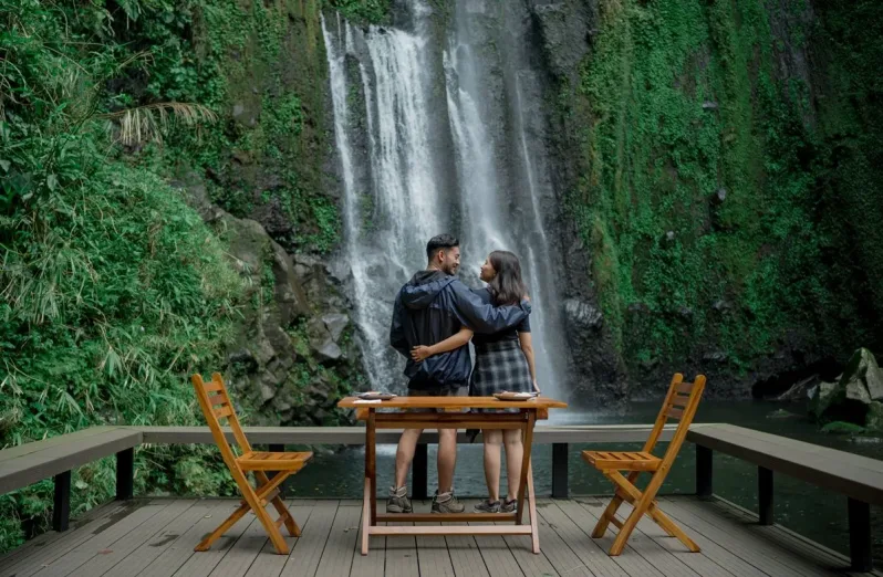 liburan terbaik untuk pasangan - Breakfast by the Waterfall di Curug Tirta Sela - Bobocabin Baturraden