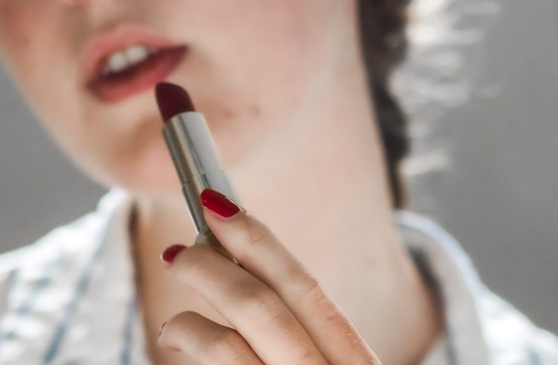 10 Kesalahan Umum Makeup Natural: Wajib Disimak Saat Ingin Mencoba Tampilan Makeup ‘No Makeup’