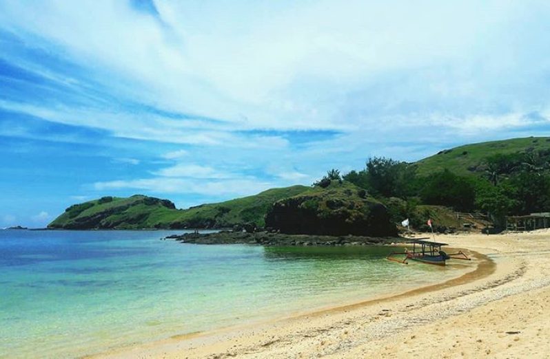 Tanjung-Aan-di-Lombok-pantai-dekat-bandara-sumber-ig-megadestination