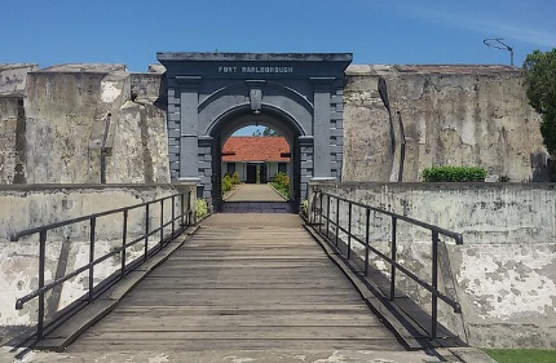 benteng-fort-marlborough-jejak-kolonialisme-inggris-di-bengkulu-1