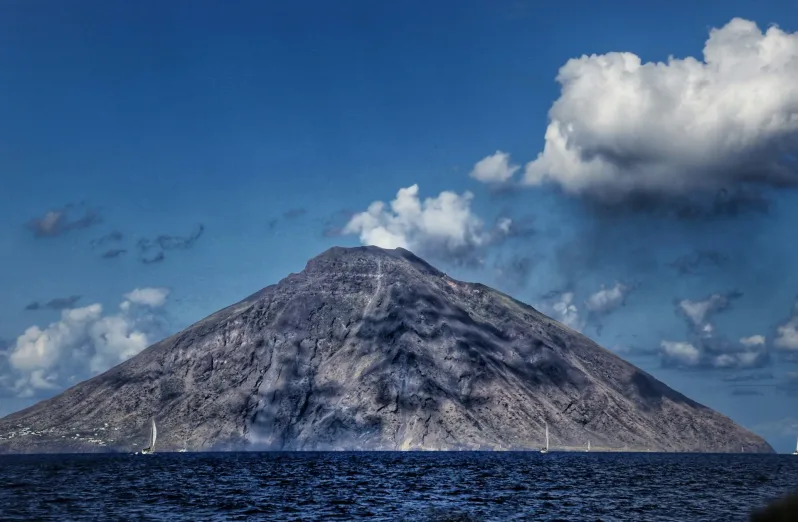 Stromboli: Pulau Indah dengan Gunung Vulkanik Paling Aktif di Dunia