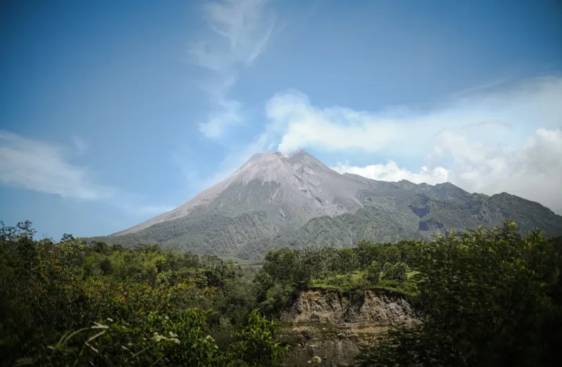 erupsi gunung indonesia