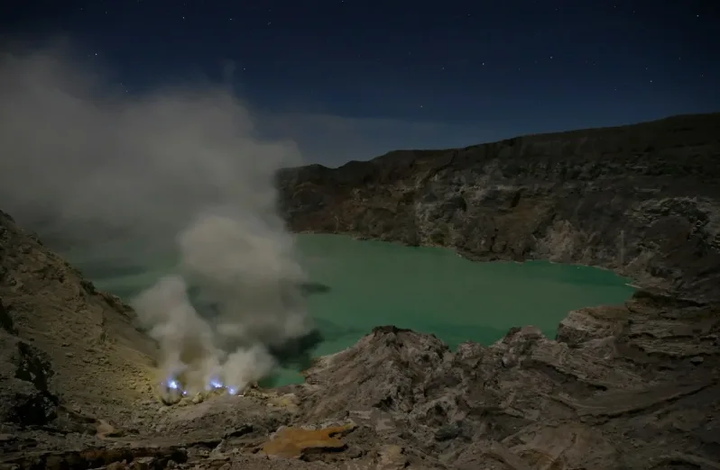 kawah ijen banyuwangi. kawah wayang windu